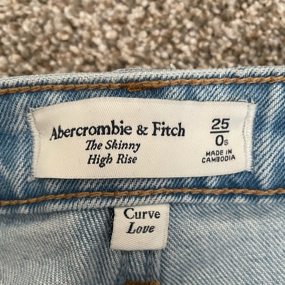 Abercrombie & Fitch Curve Love Skinny High Rise Light Wash Distressed Jeans - Picture 2 of 4